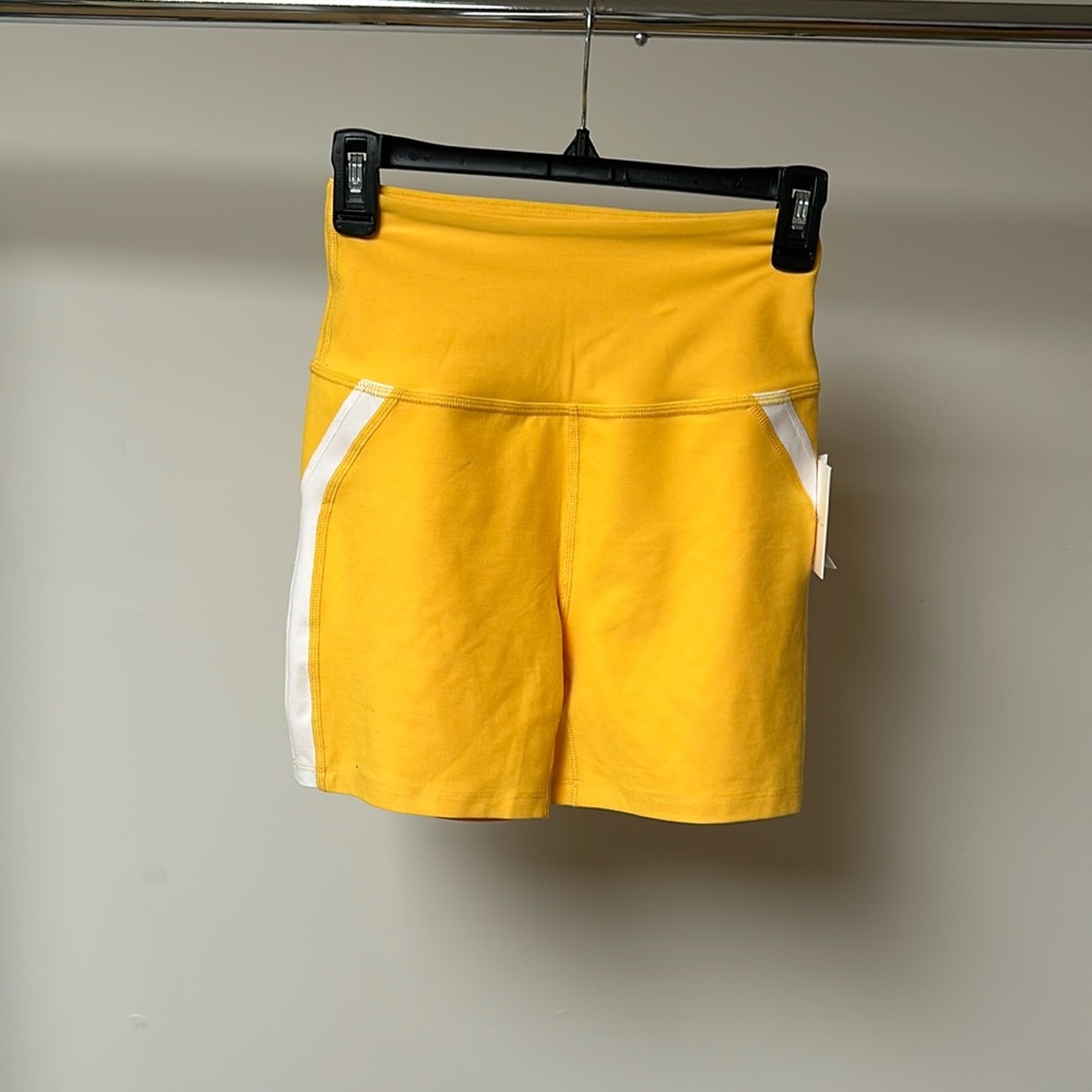 Beyond yoga high waisted top line biker short sunflower cloud white
